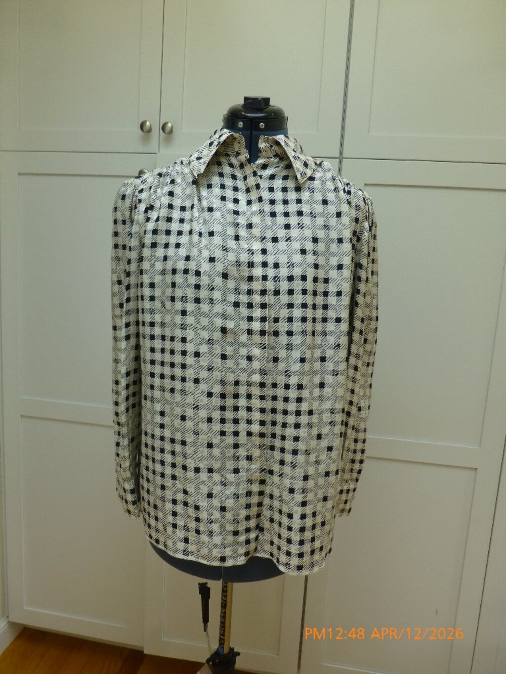 St. John Geometric Long Sleeve Button down Blouse 100% silk Size 14 16